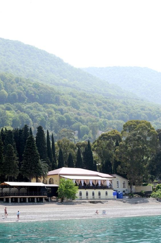 Lazurniy Bereg Hotel Gagra Exterior foto