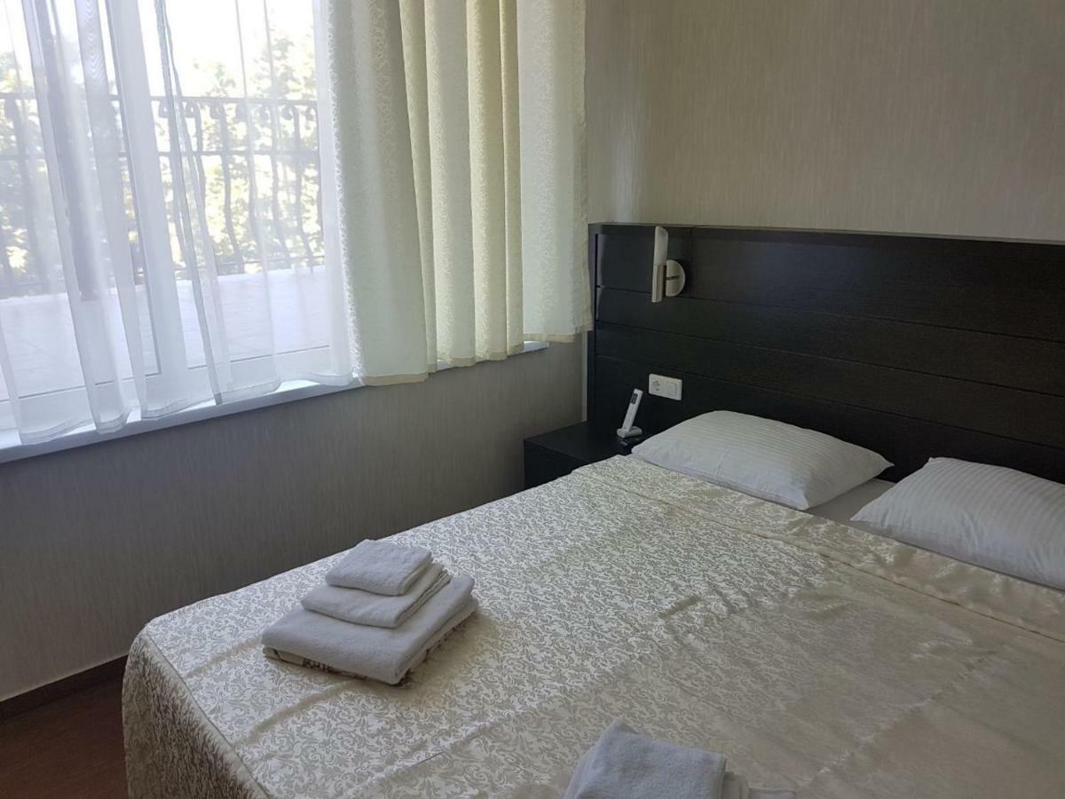 Lazurniy Bereg Hotel Gagra Exterior foto