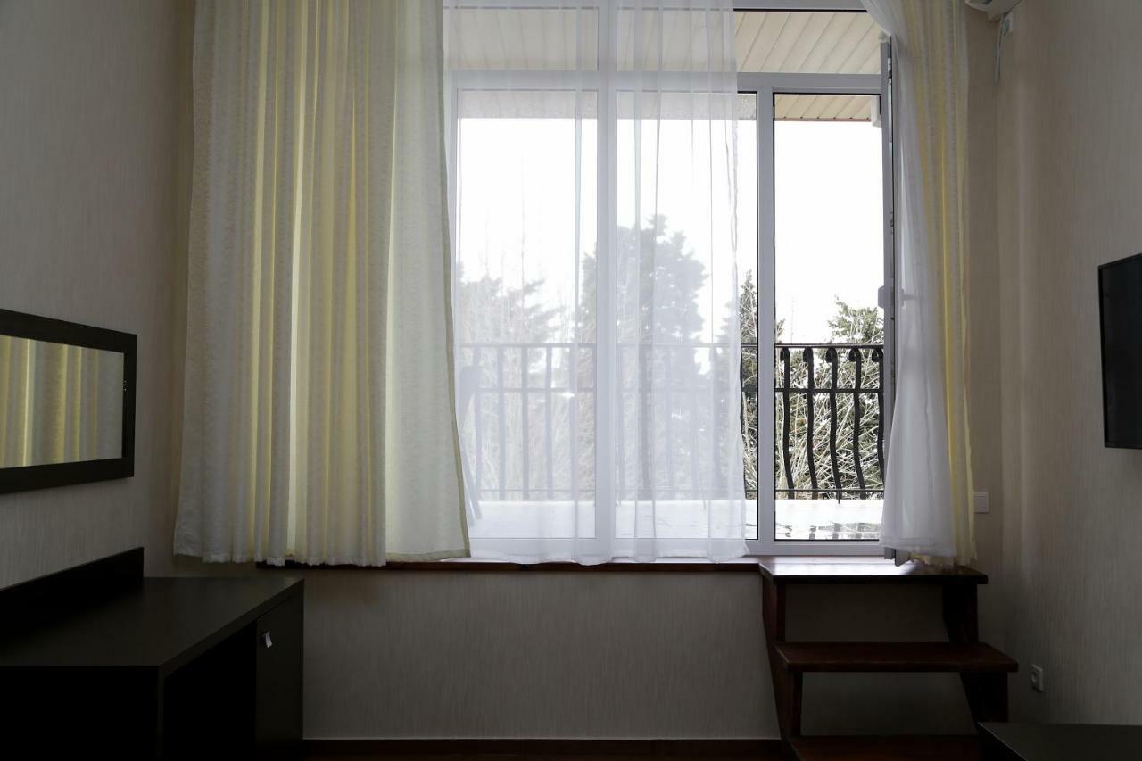 Lazurniy Bereg Hotel Gagra Exterior foto